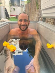 גבר בסשן של אמבטיית קרח בתל אביב מוריד דלקות וטוב לשיקום הגוף לאחר פעילות ספורטיבית